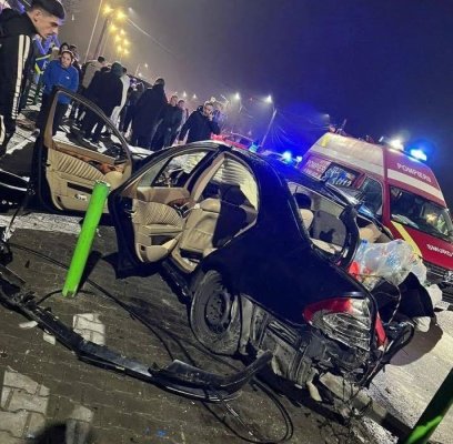 Un şofer, de 54 de ani,  a sărit cu autoturismul peste un sens giratoriu și apoi... a ajuns pe acoperişul unei clădiri 