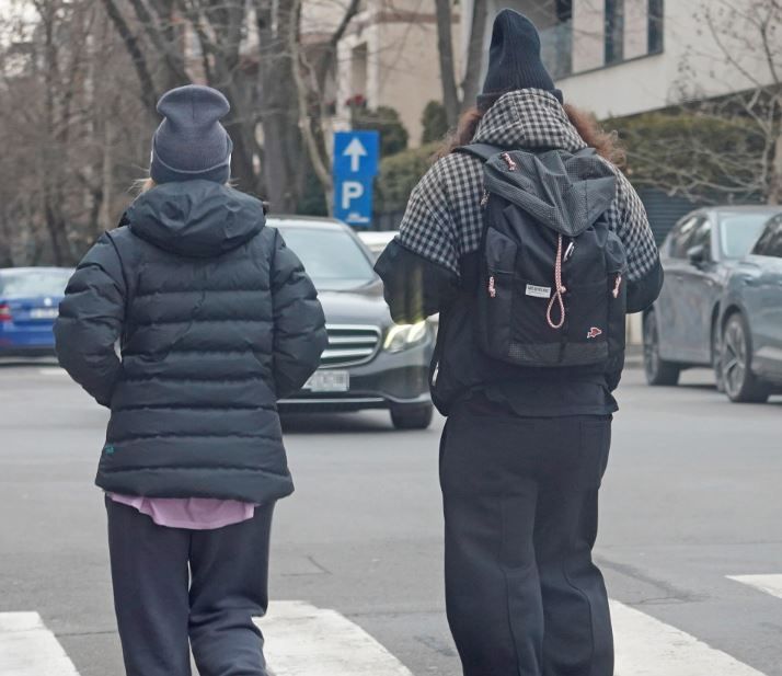 Delia si-a &bdquo;potolit&rdquo; viciul, de mana cu sotul. Plimbare romantica printre masini