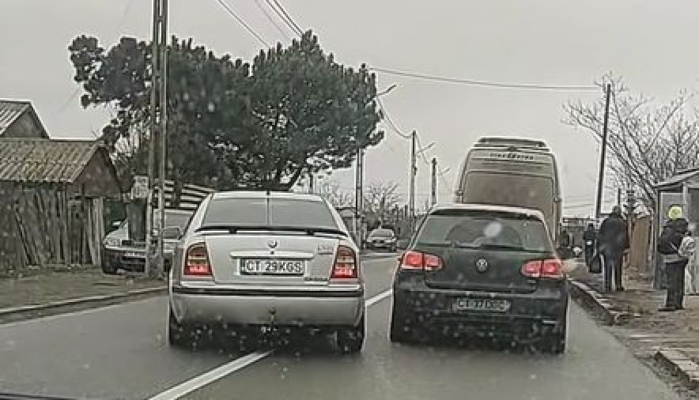 Un șofer inconștient a fost aproape de o tragedie, după o depășire periculoasă, la Movilița! Video 