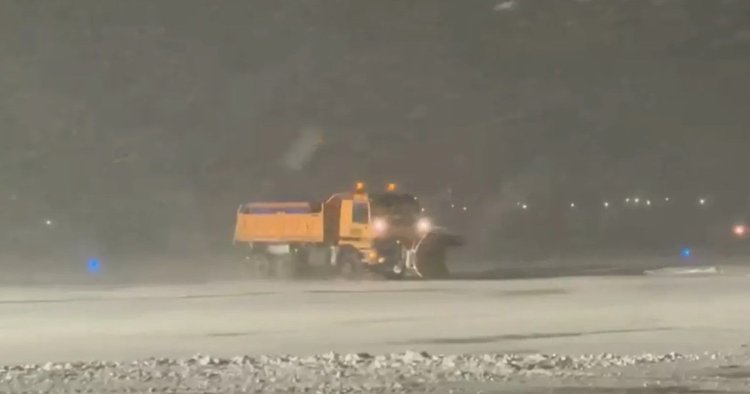 Operațiune contra zăpezii pe aeroporturile din București: zeci de utilaje țin pistele deschise