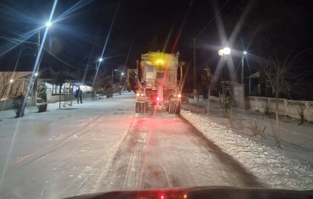Circulație în condiții de iarnă pe drumurile județene. Intervențiile continue ale autorităților. Video