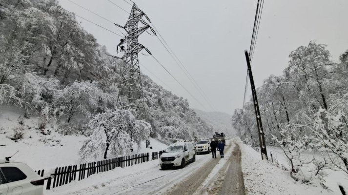 Atenție, șoferi! Mai multe tronsoane de autostrăzi și drumuri naționale au fost închise din cauza ninsorii