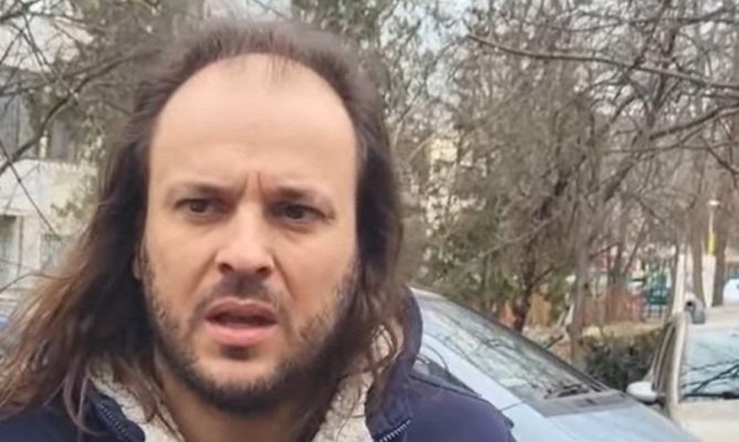 Bărbatul cu probleme psihice care a sărit la bătaie cu polițiștii... își terorizează de mai mult timp vecinii! Video