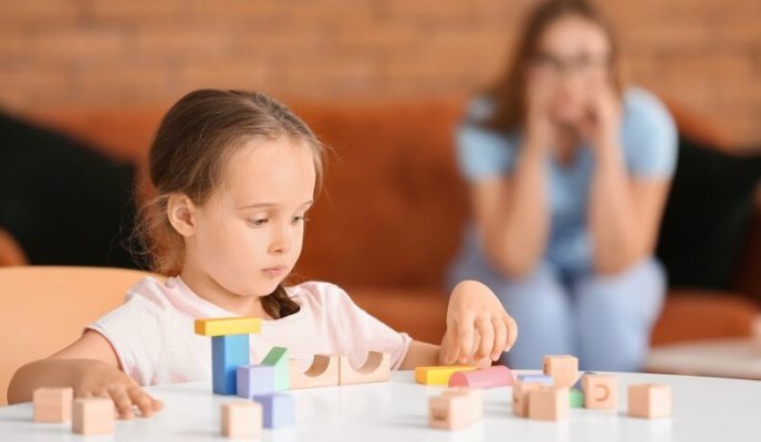 Fetele cu autism sunt diagnosticate mai greu în copilărie. Concluziile unui nou studiu