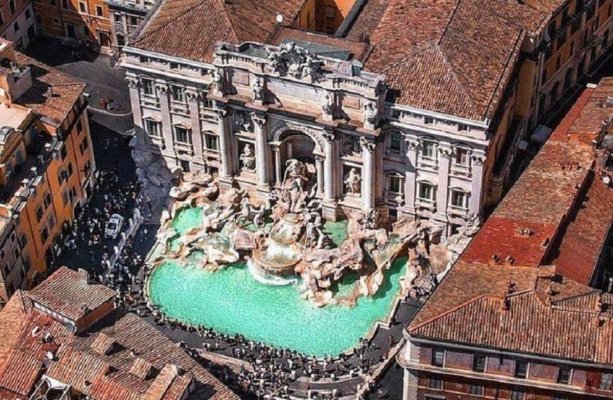 2 euro pentru a-ţi pune o dorinţă. Turiştii trebuie să achite o taxă pentru a se apropia de Fontana di Trevi
