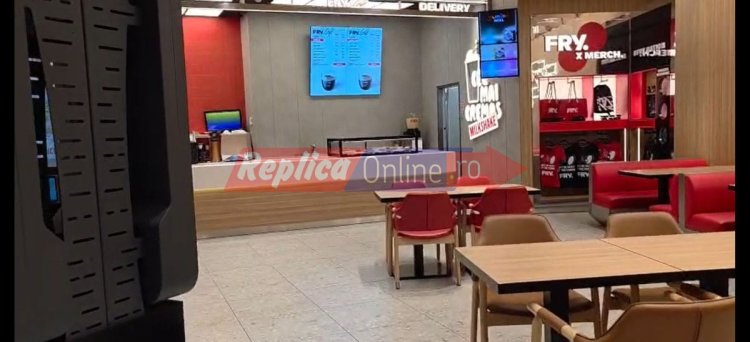 Trai pe vătrai! Din lipsă de clienți... angajații unui fast-food din Vivo... fumează în draci! Video 