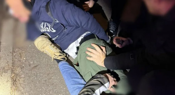 Tâlhărie ca-n filme într-o benzinărie! Atac cu cagulă și cuțit