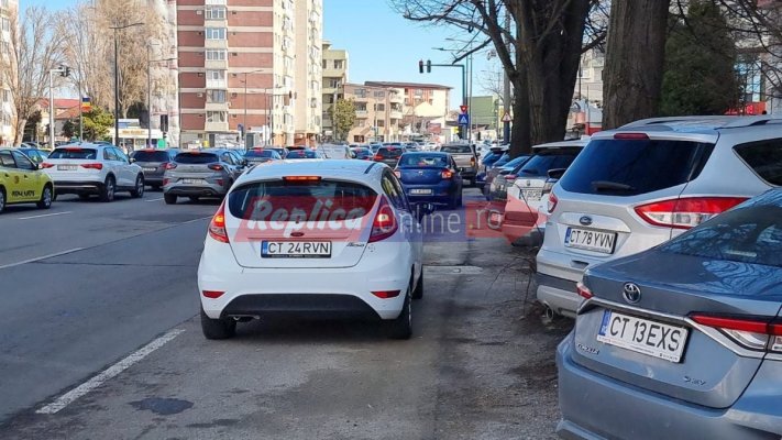 Cu tot cu camerele de supraveghere montate în zona Casei de Cultură... șoferii parchează... aiurea, fără remușcări. Video 