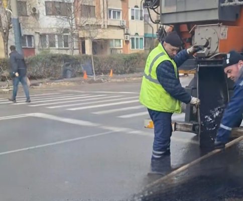 Constănțeanul, veșnic nemulțumit. Un șofer a oprit mașina în mijlocul drumului să certe muncitorii... care astupau gropile! Video