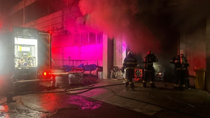 Incendiu la o hală plină cu cabluri, la Tulcea! Video