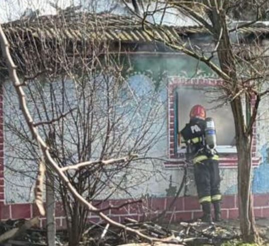 Incendiu la o casa, in localitatea Ostrov din Tulcea. O femeie a fost evacuata