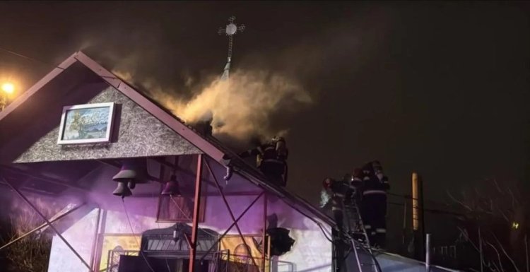 Incendiu la o biserică din Tulcea: Au ars icoane, mobilier, tablouri și acoperișul lăcașului