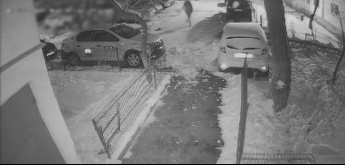 Un livrator nigerian a fost talharit in Bucuresti: Trei tineri l-au amenintat cu cutitele si i-au luat mancarea pe care o comandasera