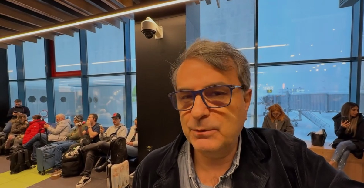 Ghinion! Mai multi jurnalisti care trebuiau sa ajunga la Washington au ramas blocati pe Aeroportul Otopeni. Video Ghinion! Mai multi jurnalisti care trebuiau sa ajunga la Washington au ramas blocati pe Aeroportul Otopeni. Video