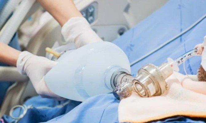 Un medic aflat în serviciul de gardă a fost agresat fizic, în timp ce resuscita o pacientă 