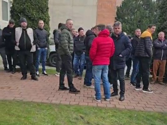 Protest spontan la CE Oltenia! Minerii au intrat în greva foamei, după ce Guvernul Bolojan le-a tăiat bonurile de masă