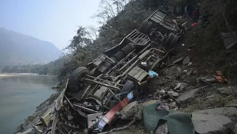 Un autobuz plin cu pasageri s-a prabusit intr-o rapa in Nepal. 19 persoane au murit. Video