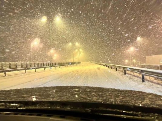 Atenție, șoferi! Pe autostrada A2 ninge viscolit. Două autoturisme au ajuns în șanț. Video