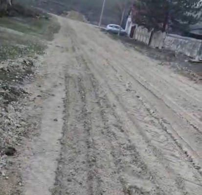 Din cauza lucrărilor de mântuială, străzile din Independența sunt pline de noroaie. Video