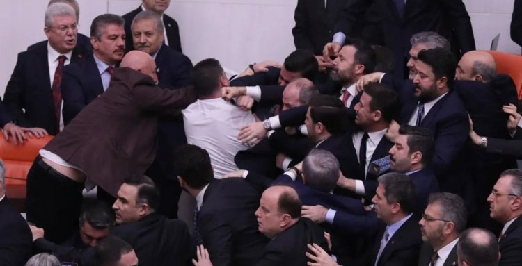 Bătaie în Parlamentul din Turcia: Decizia lui Erdogan generează o tensiune uriașă