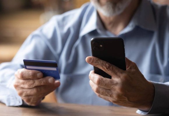 Un pensionar a fost ținta unei fraude cu AI. Un bărbat s-a dat drept fiul său și i-a cerut bani