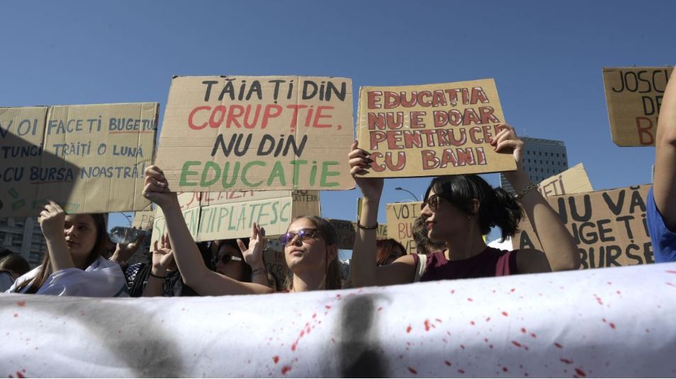 Sindicatele din Educatie protesteaza la Palatul Cotroceni si ameninta cu greva generala