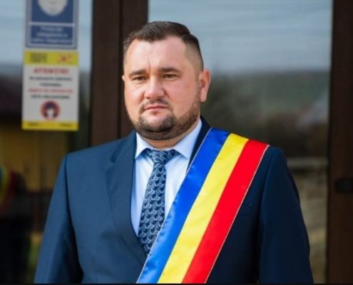 Un primar este obligat să poarte brățară electronică, după ce și-ar fi sechestrat iubita și pe fiica acesteia