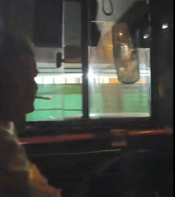 În autobuzele CT Bus, unii șoferi fumează ca la ei acasă. Video