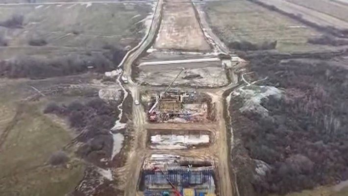 Lucrările pe tronsonul 2 al autostrăzii Sibiu-Făgăraș avansează în ciuda vremii. În ce stadiu au ajuns. Video