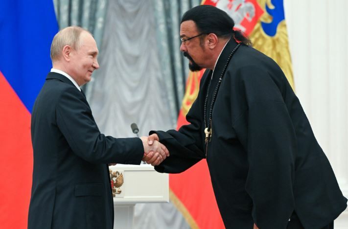 Cum arata conacul de 7,5 milioane de dolari al lui Steven Seagal?
