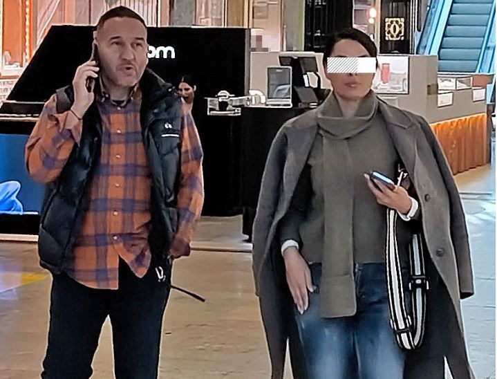 Va mai amintiti de &bdquo;smecherul cu elicopter&rdquo;? Excentricul milionar si-a scos bruneta la cumparaturi
