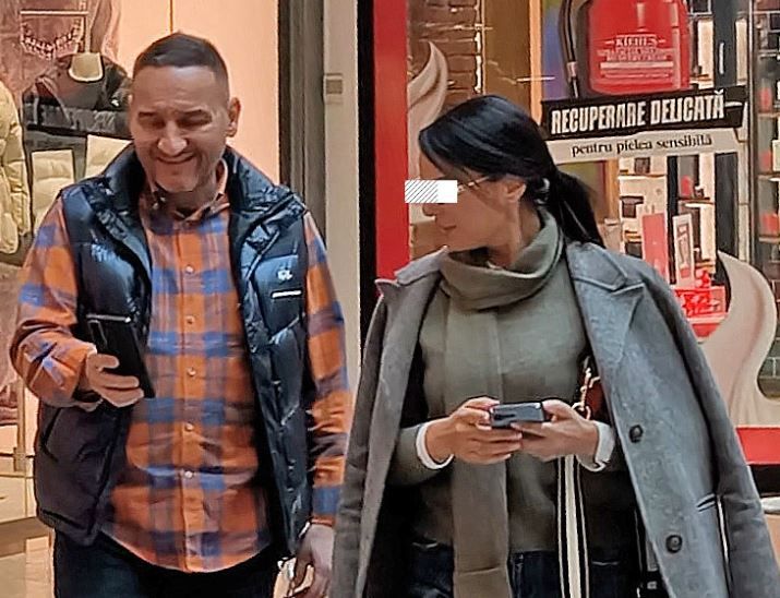 Va mai amintiti de &bdquo;smecherul cu elicopter&rdquo;? Excentricul milionar si-a scos bruneta la cumparaturi