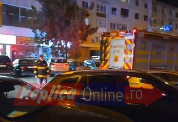 Tentativă de sinucidere, pe strada Cișmelei. O femeie a amenințat că sare de la etajul 3 al unui bloc. Video