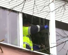 O femeie a ajuns în stare gravă la spital, după ce a căzut de la etajul 3, în timp ce spăla geamurile