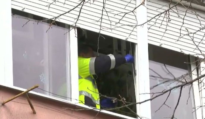 O femeie a ajuns în stare gravă la spital, după ce a căzut de la etajul 3, în timp ce spăla geamurile