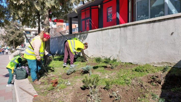 Echipele Confort Urban au început curățenia de primăvară, pe străzile din Constanța