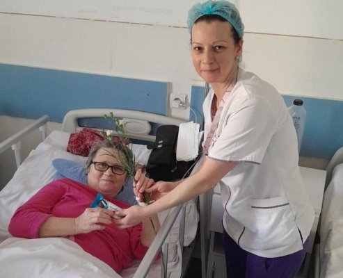 Voluntarii Asociaţiei „Suflete deschise“ au adus bucurie doamnelor şi domnişoarelor internate în spitalele din Constanța