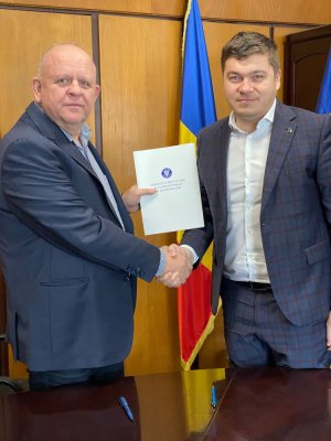Primarul Cristian Cîrjaliu a semnat contractul de finanțare pentru proiectul „Înființare sistem de canalizare în localitatea Lazu„