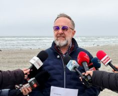 Scandal! Operatorii din Năvodari cer instanței suspendarea licitațiilor pentru zeci de sectoare de plajă de pe litoral. Video
