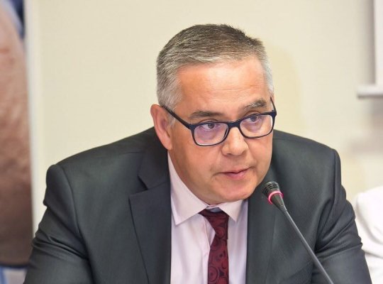  Un șef de instituție din subordinea Senatului a luat bani și de la Senat... și de la spitale, în timp ce-și făcea rezidențiatul!