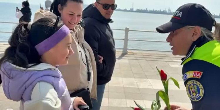 Cu ocazia zilei de 8 martie, polițiștii constănțeni au oferit flori femeilor, în semn de apreciere. Video