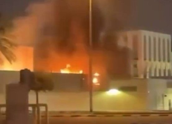 Iranul a lovit Consulatul SUA din Dubai, considerat pământ american. Clădirea este în flăcări. Video