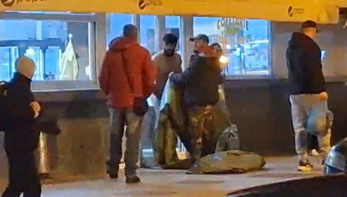Scene erotice în zona Cireșica! Un bezmetic umbla gol pușcă pe stradă. Video