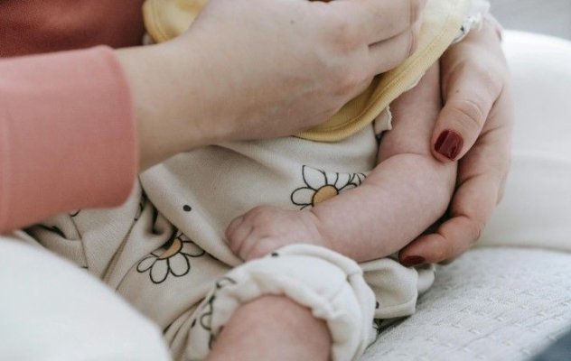 Câteva picături de zahăr pot reduce durerea bebelușilor în timpul injecțiilor, arată un nou studiu