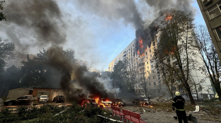 Atac devastator al rușilor la Harkov: cel puțin 10 morți după lovirea unui bloc de locuințe