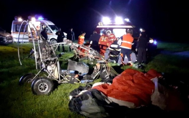 O parapantă cu motor în care se aflau două persoane s-a prăbușit. Pilotul și o tânără de 19 ani au murit