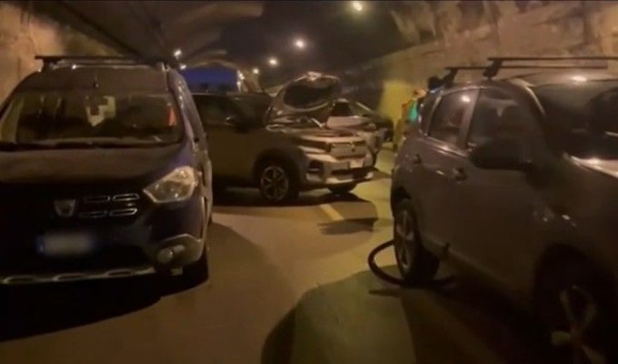 Carambol uriaș, într-un cunoscut tunel din Italia. 80 de vehicule, autoturisme, dube și camioane de mare tonaj s-au ciocnit
