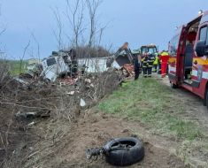 Accident înfiorător, pe DN 19: Un tânăr de 28 de ani a murit pe loc, după ce mașina sa a fost zdrobită de un camion