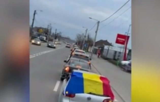 Mai mulți șoferi au protestat faţă de scumpirile de la pompă. Au alimentat de 2 lei şi au claxonat minute în şir