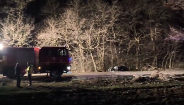 Plan Roșu de Intervenție, pe DN 15D: Mai multe persoane au murit, după ce 2 autoturisme s-au ciocnit violent. Video